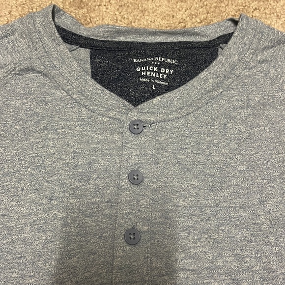 Banana Republic Quick Dry Henley. Size large. Blue/grey - Picture 2 of 3